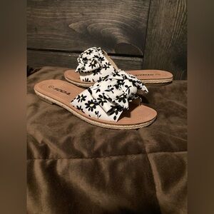 Soda White Floral Knot Slide Sandals with Black Daisy Print, size 7, NWOT